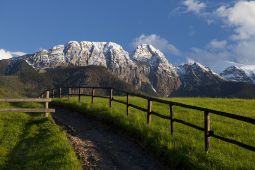 Ośnieżony Giewont wiosną